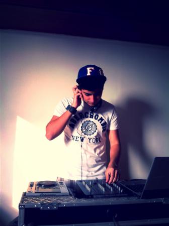 DJ
